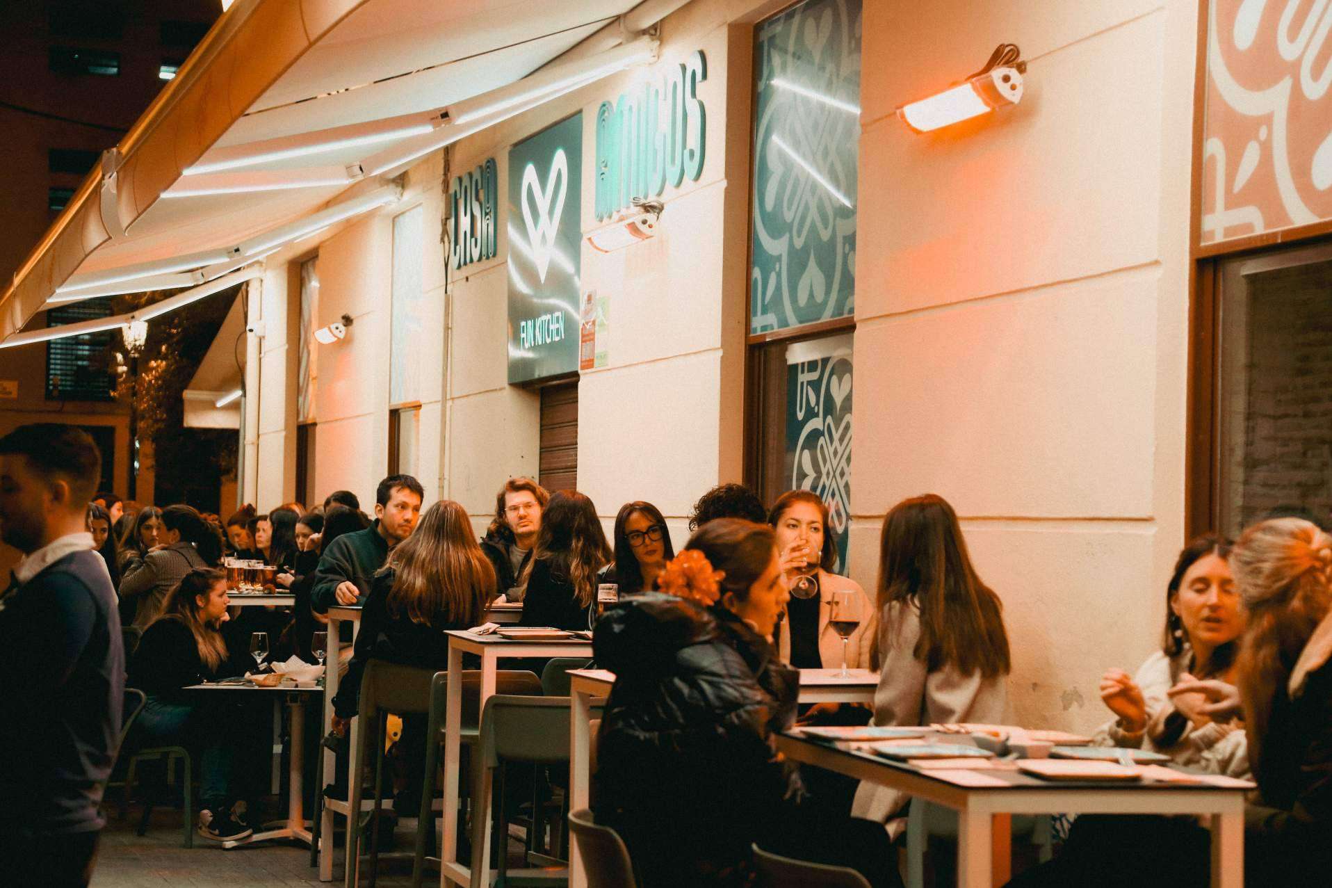 La terraza de Casaamigos Centro se convierte en el plan imprescindible para las noches de verano en Málaga