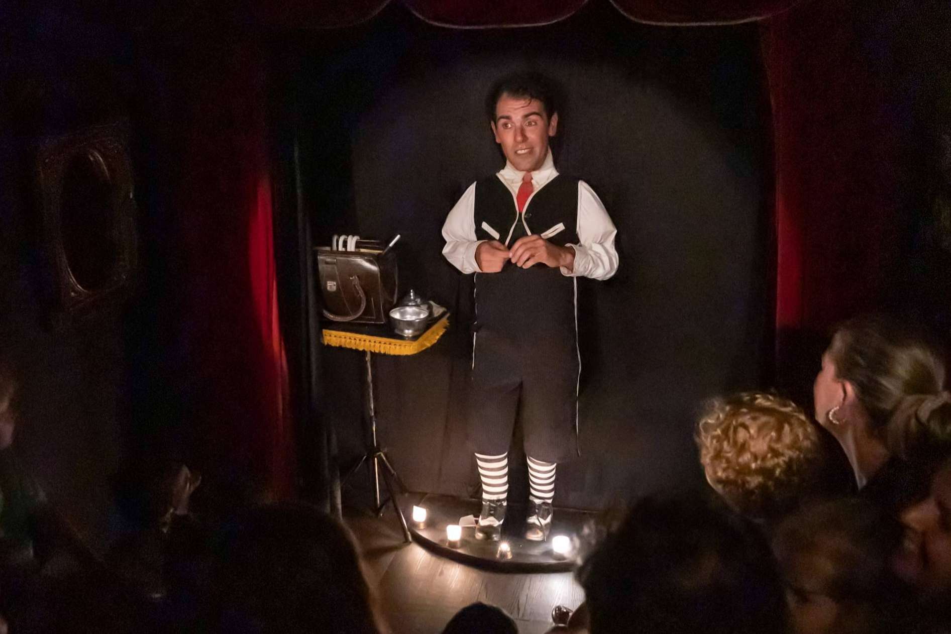 Adrián Conde une magia y clown en una propuesta escénica única