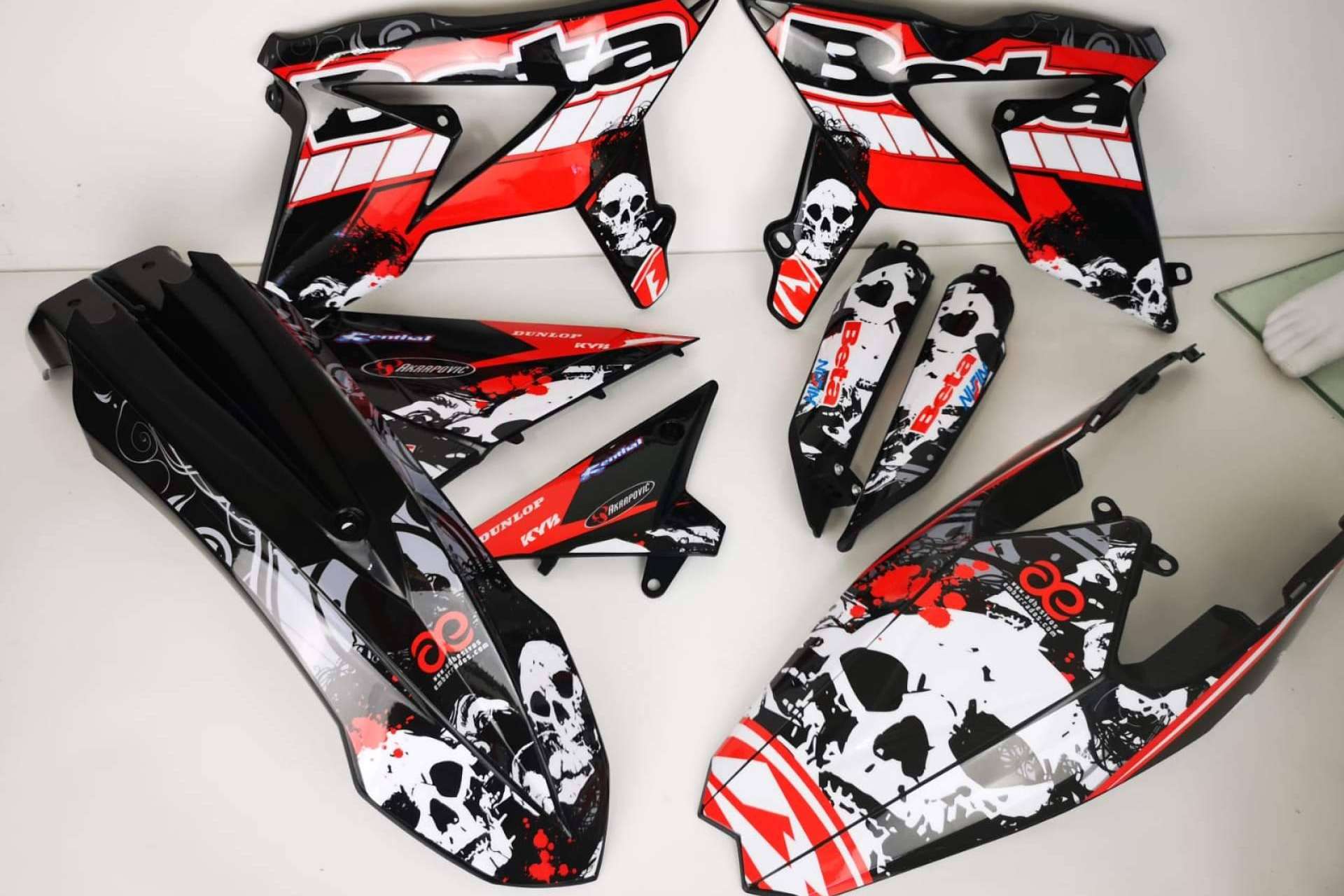 ADHESIVOSEMBARRADOS diseña kits adhesivos moto personalizables para el sector off-road