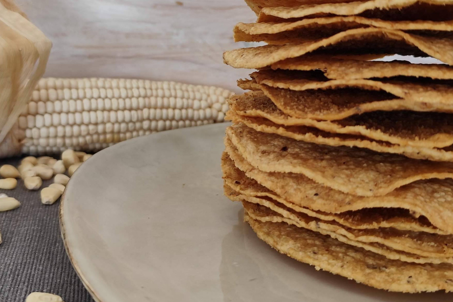 Tostadas de maíz crujientes y deliciosas; el sabor nixtamalizado que conquista el verano