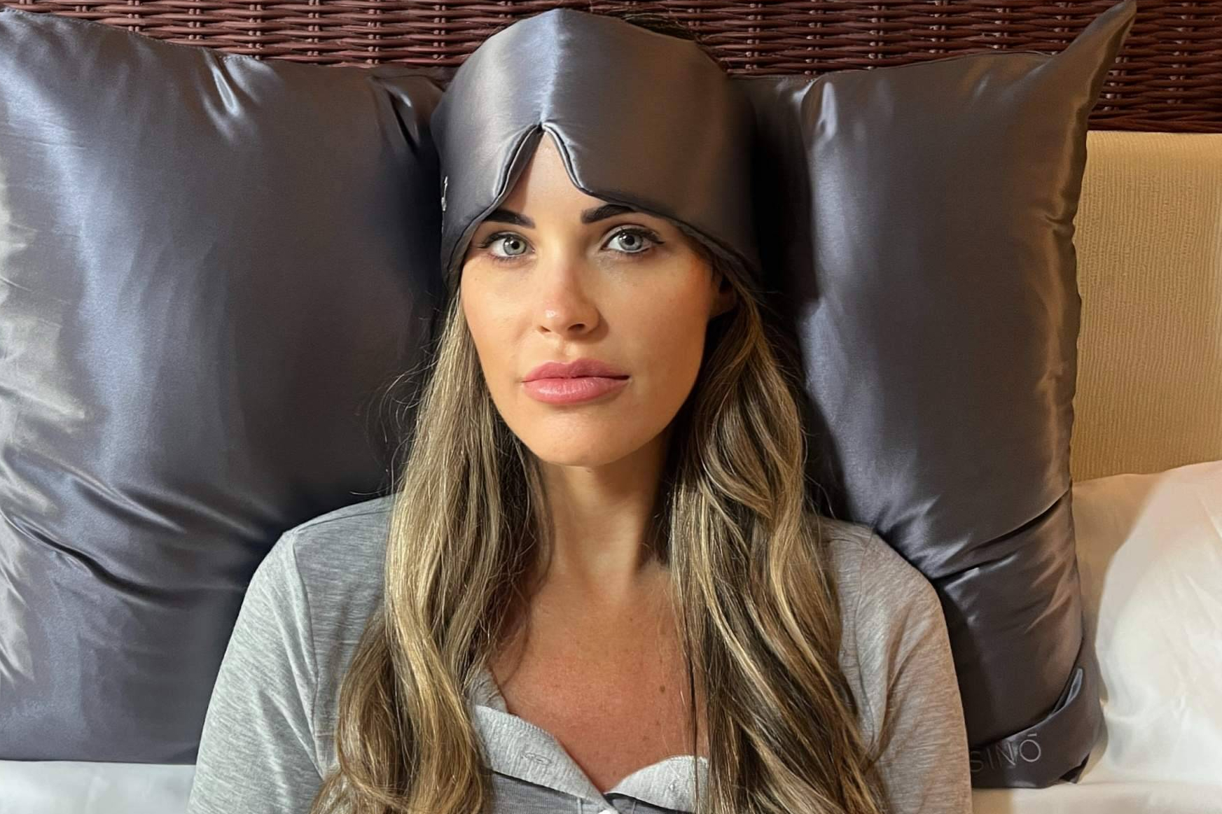 Seis errores comunes al dormir que afectan la salud de la piel y el cabello