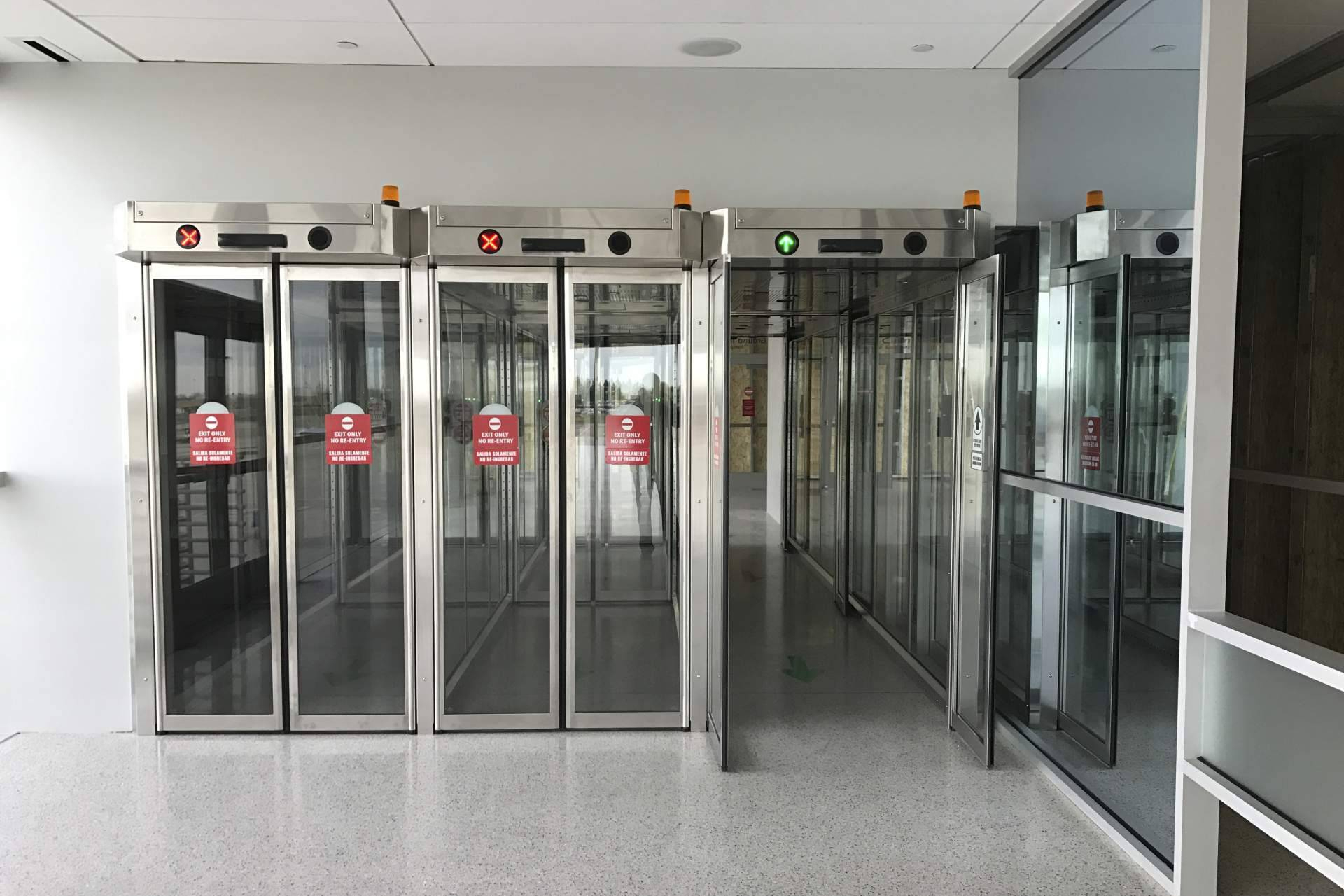 ASSA ABLOY impulsa la seguridad en aeropuertos con sistemas de pasillos antirretorno de alto rendimiento