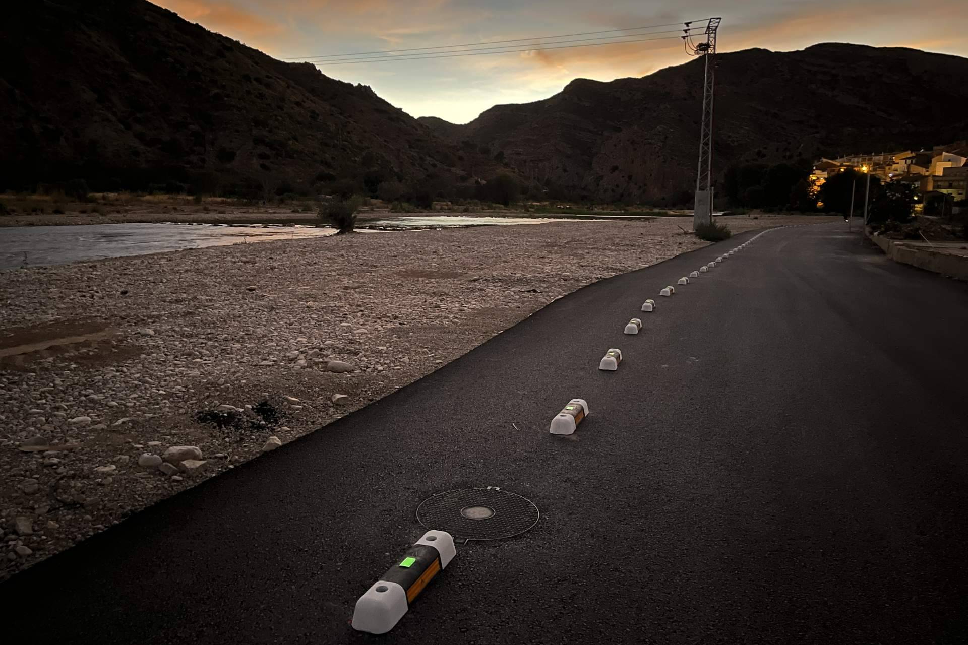 Abadecom Urban apuesta por la seguridad vial con su separador de carril bici fotoluminiscente