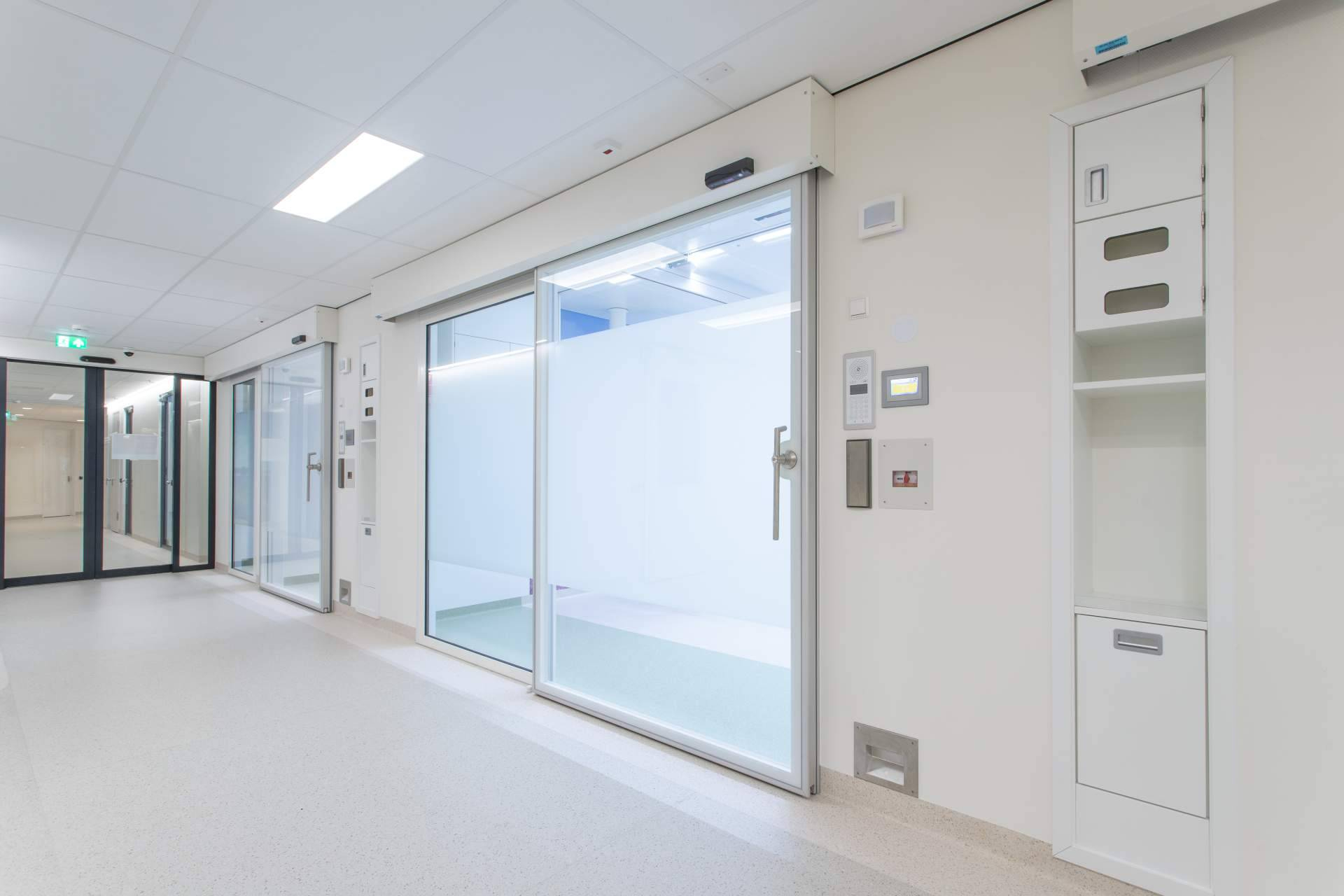 Innovación y control en puertas para hospitales, ASSA ABLOY afianza su propuesta para el entorno clínico