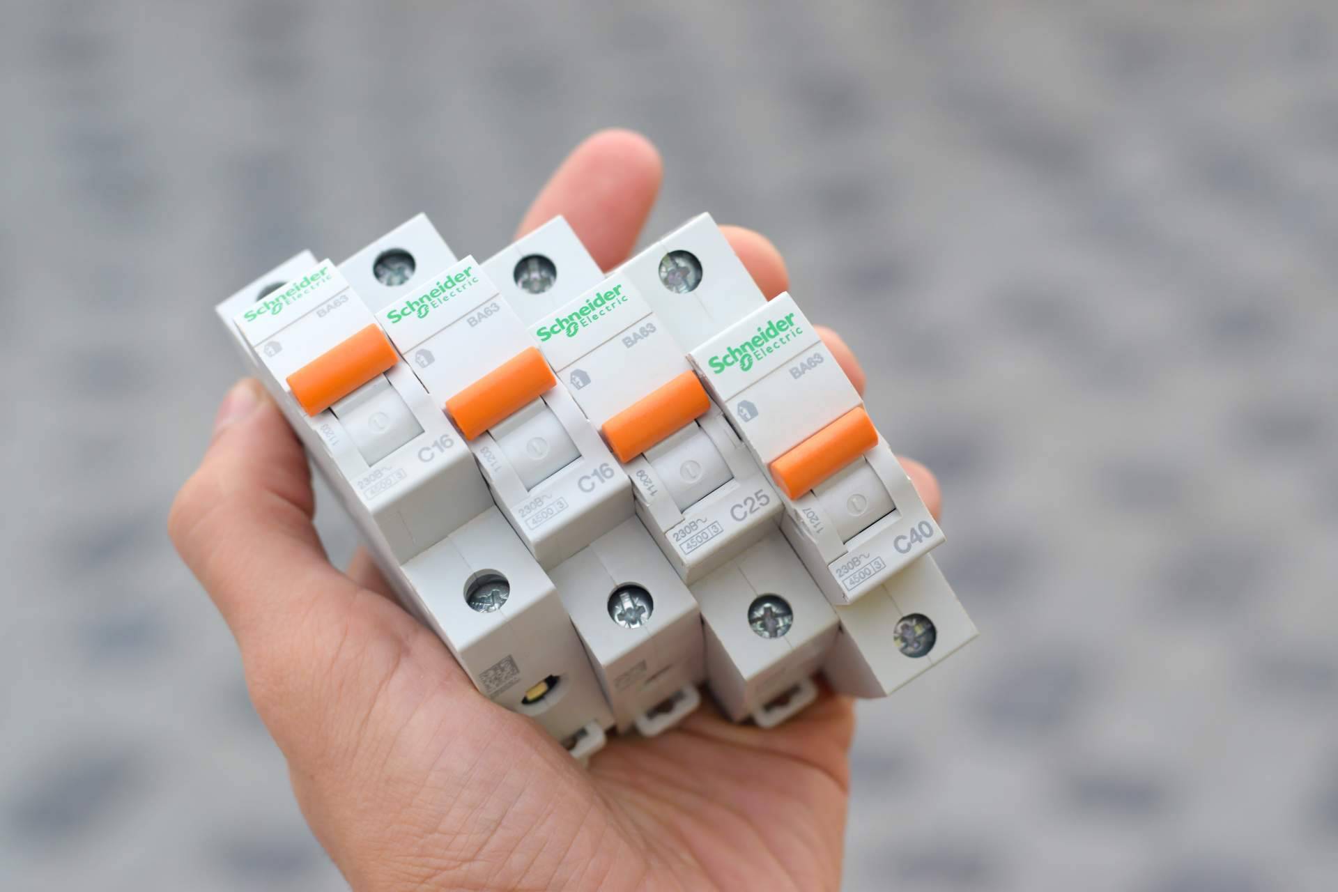 Cadenza Electric se posiciona como distribuidor líder de material eléctrico Schneider Electric con precios competitivos en internet