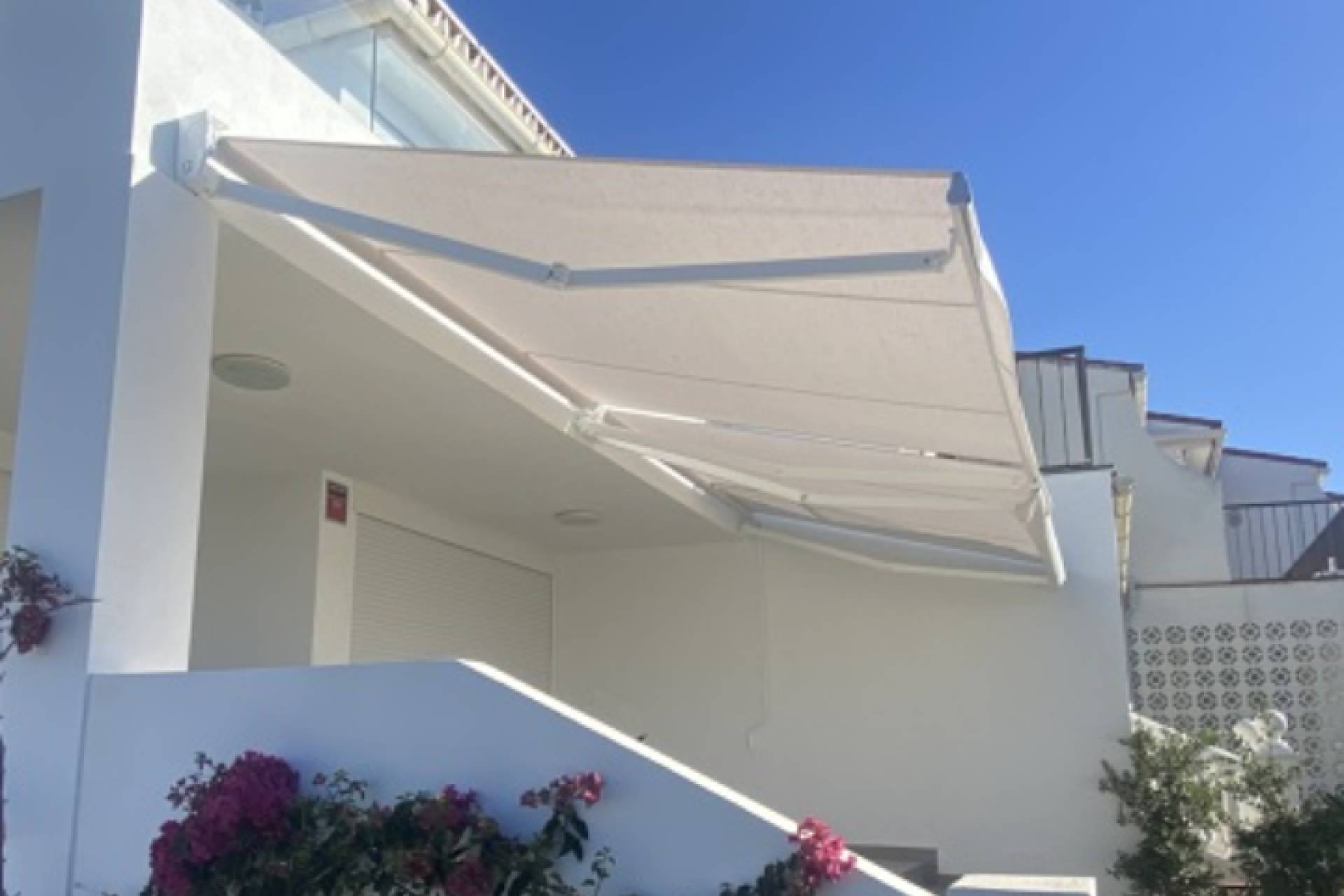 Instalar un toldo reduce el calor y evita filtraciones en balcones de pisos y apartamentos
