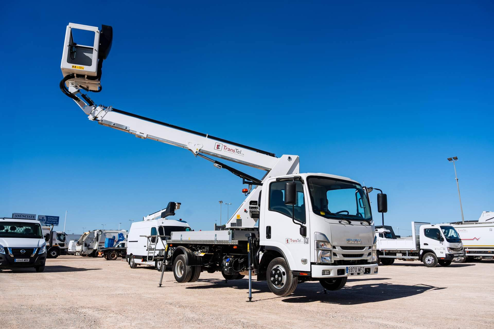 Alquiler de plataformas aéreas para la instalación de luces de Navidad en zonas urbanas