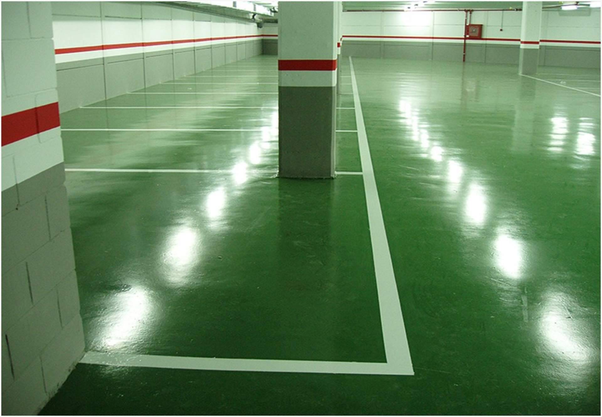 Ventajas de los pavimentos continuos de resina en naves industriales y parkings; durabilidad y seguridad reforzada