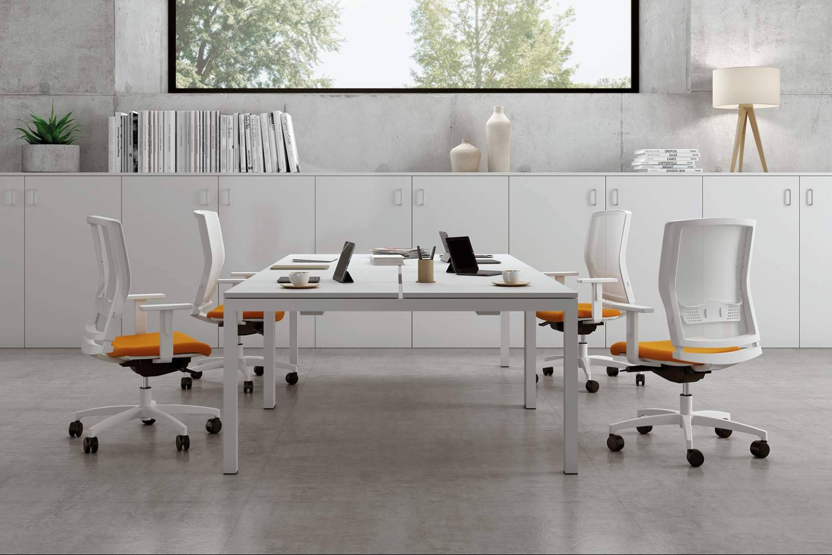 Diseño inteligente para espacios de trabajo que equilibran orden, comodidad y estilo