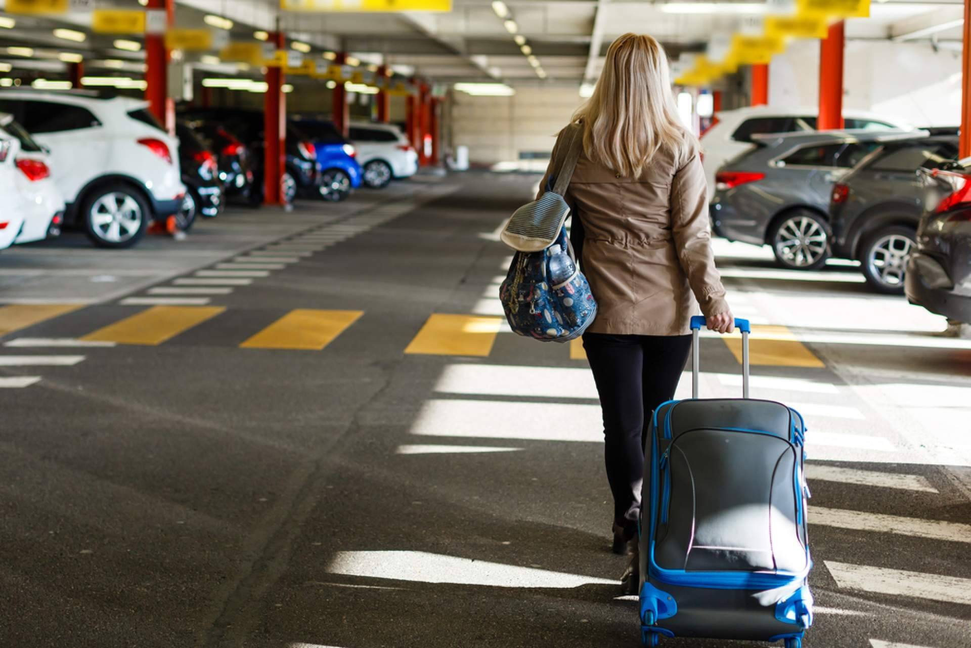 Aparcalo ofrece parking en el Aeropuerto de Alicante con traslado gratuito y vigilancia 24h