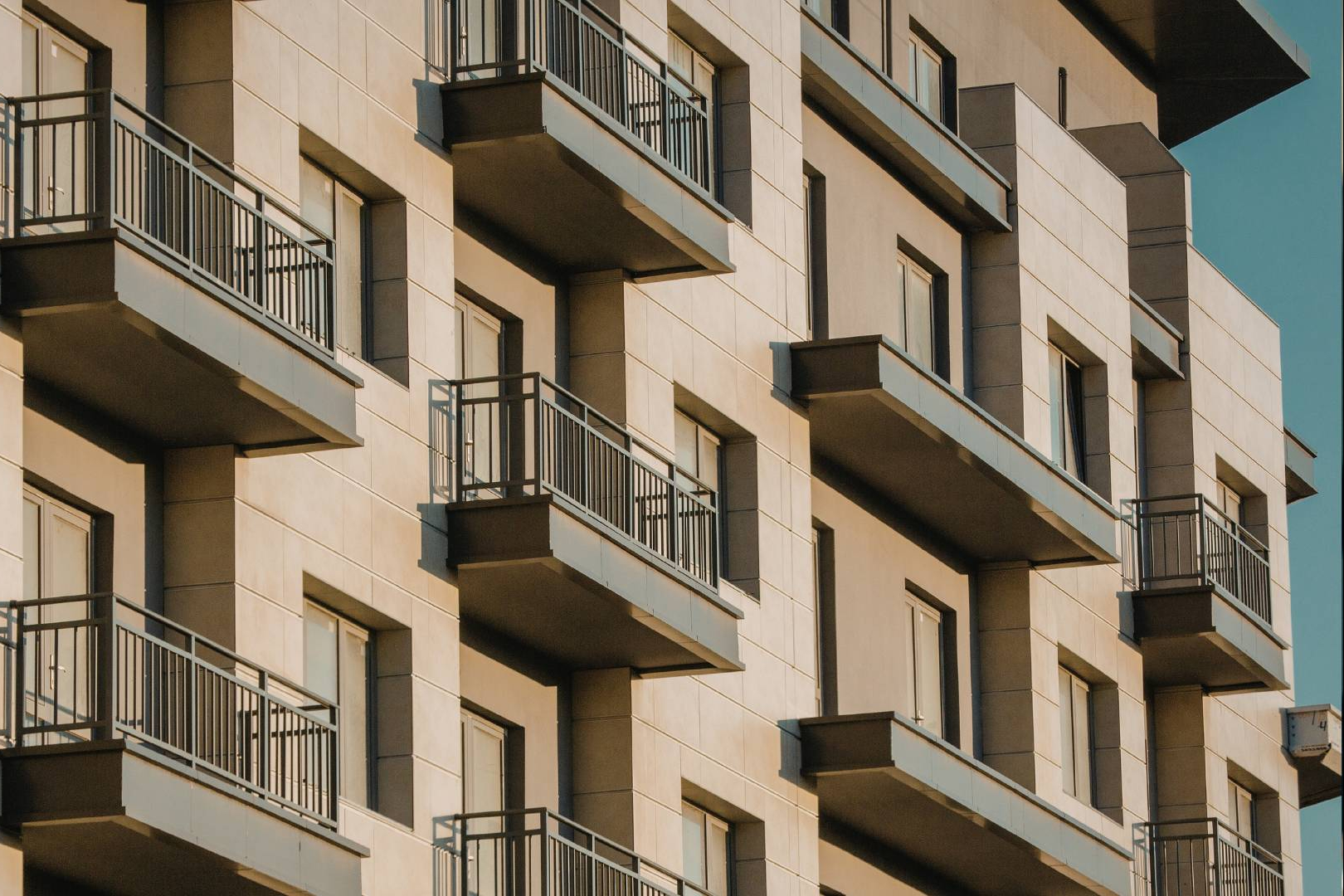 Multas y problemas legales en vecinos, la necesidad de una administración de fincas en Barcelona eficaz
