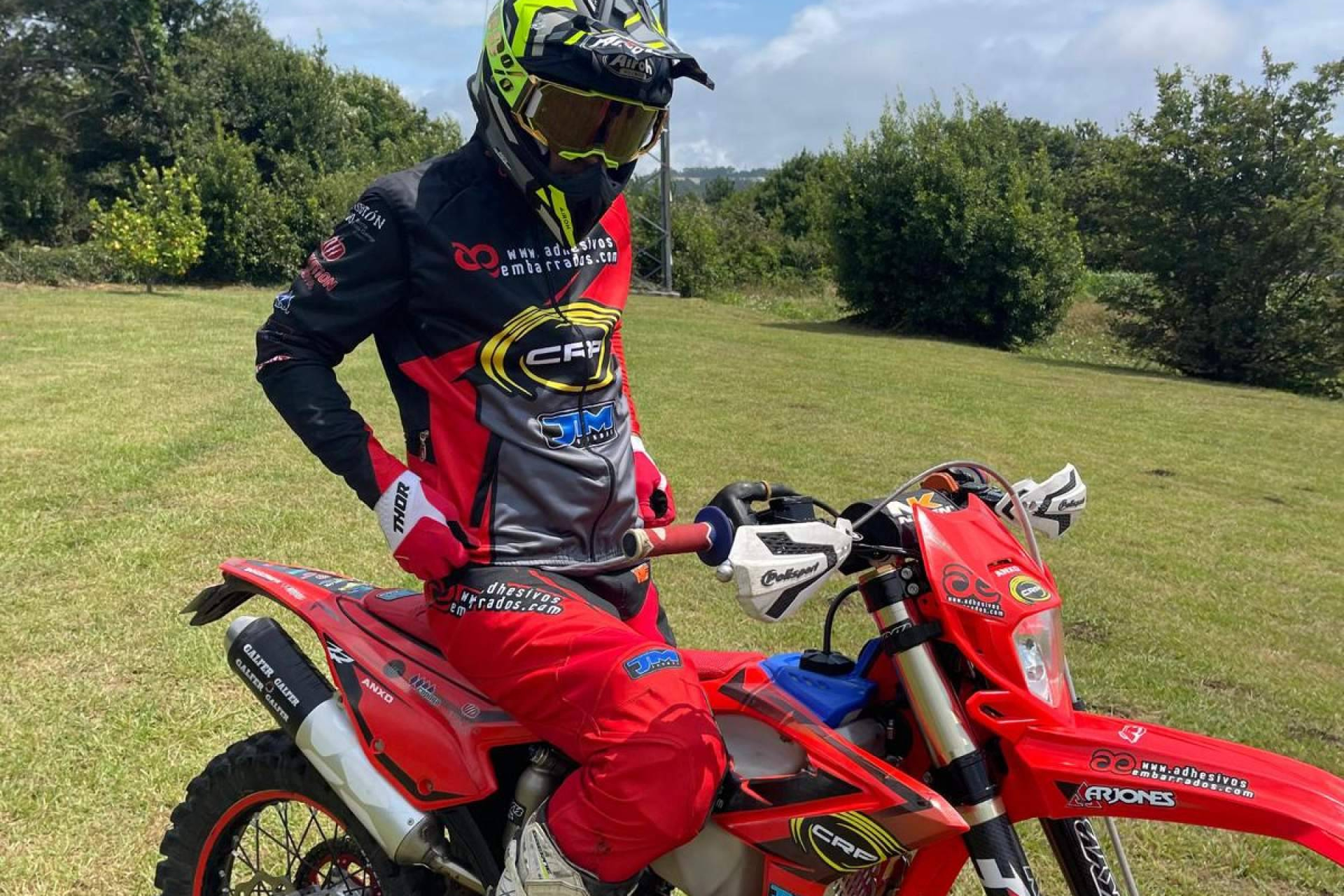 La tienda online ADHESIVOSEMBARRADOS amplía su oferta de adhesivos personalizados para motos y complementos
