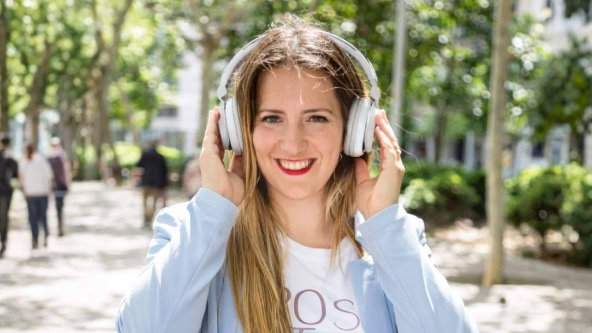 Temarios de oposiciones en formato audio, la alternativa que gana protagonismo antes del examen de la AGE