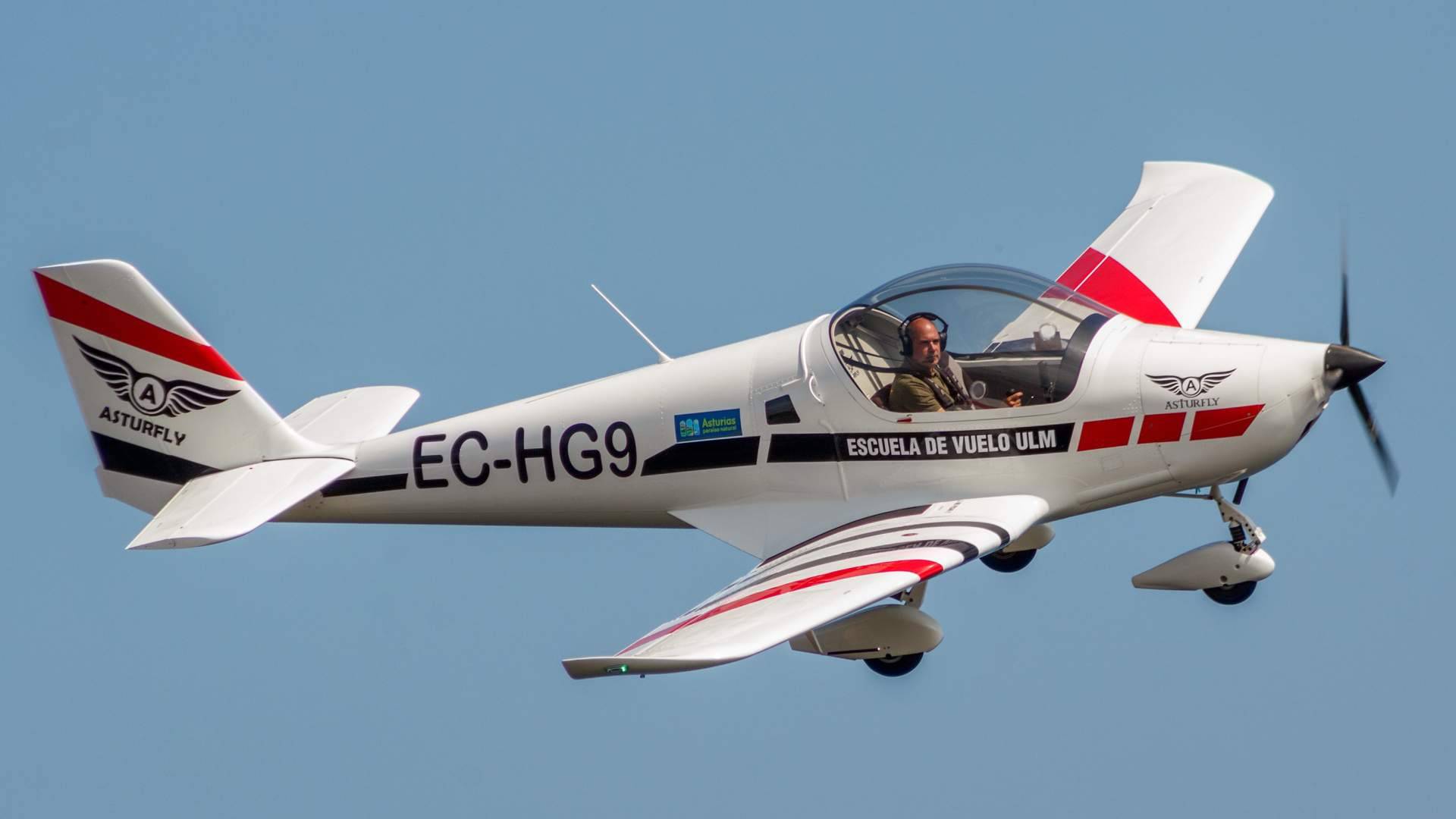 El garaje volador en Asturfly; cuando la aviación comienza en casa y termina en el cielo