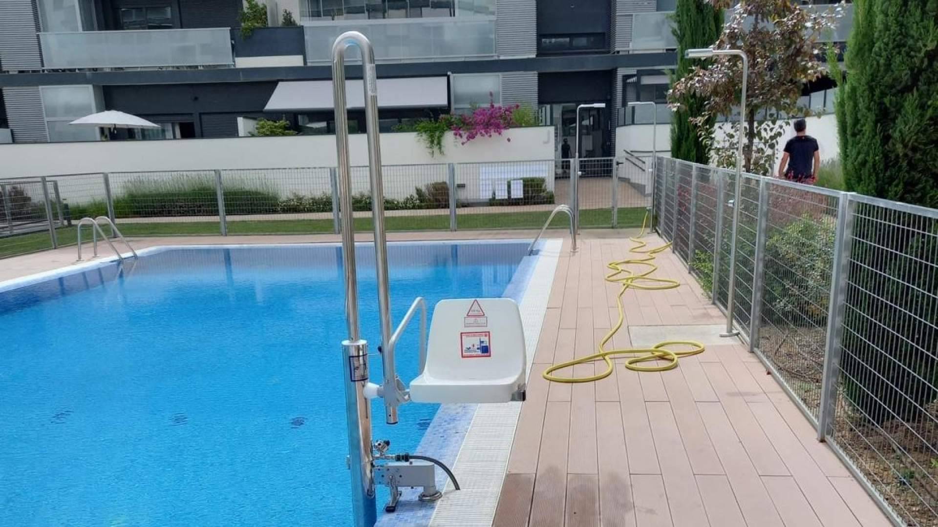 Piscinas comunitarias más inclusivas en verano con grúas de piscina en Madrid