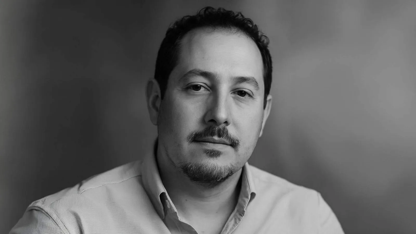 Maikel Sanfer debuta en la novela negra con Ecos del último disparo